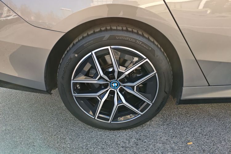 BMW i5 2025 car image #4