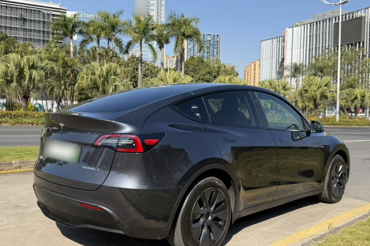 Tesla Model Y 2025 #4 Tesla Model Y 2025 car image #4