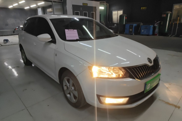 Skoda Rapid Spaceback 2016 car image #4