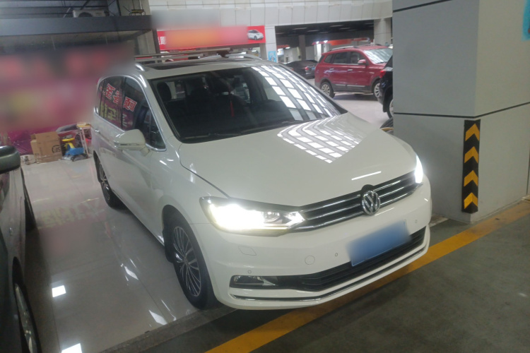 Volkswagen Touran 2018 car image #4