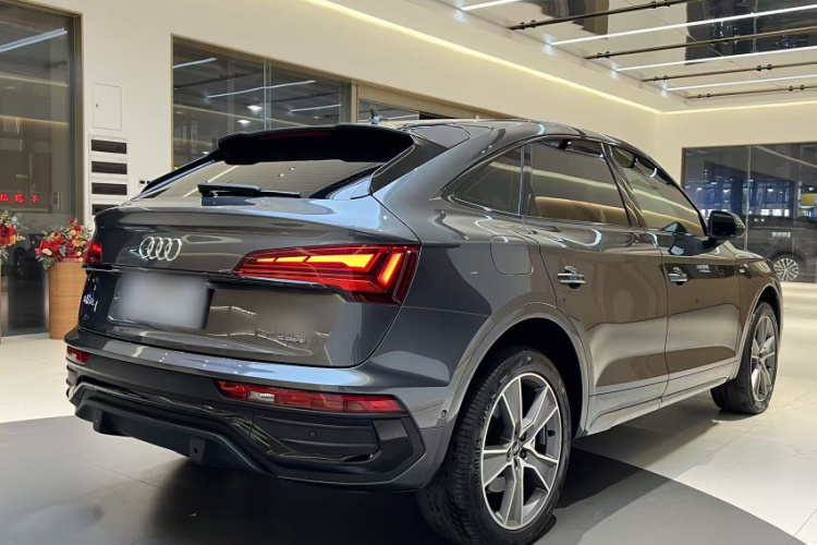 Audi Q5L Sportback 2023 immagine di auto #4