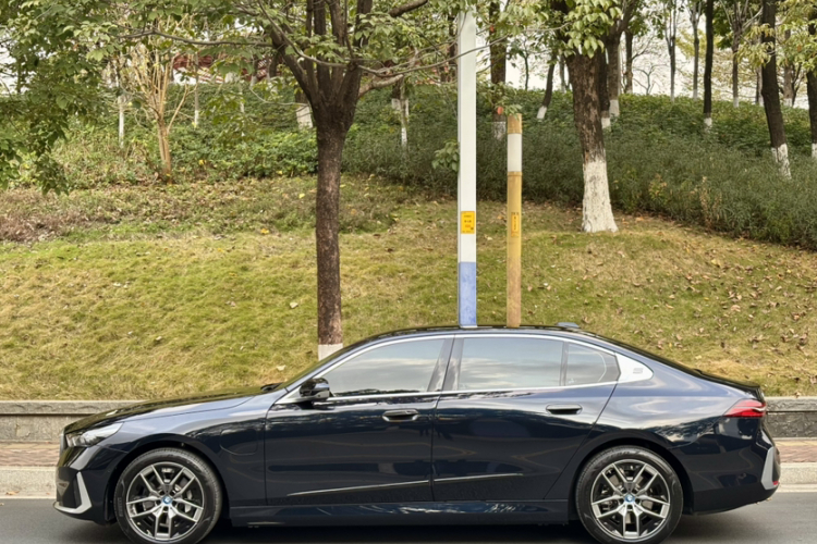 BMW i5 2024 car image #4