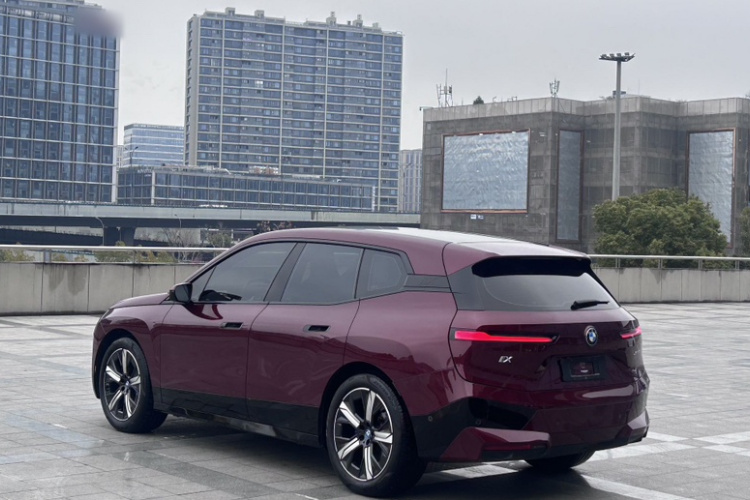 BMW iX 2024 car image #4