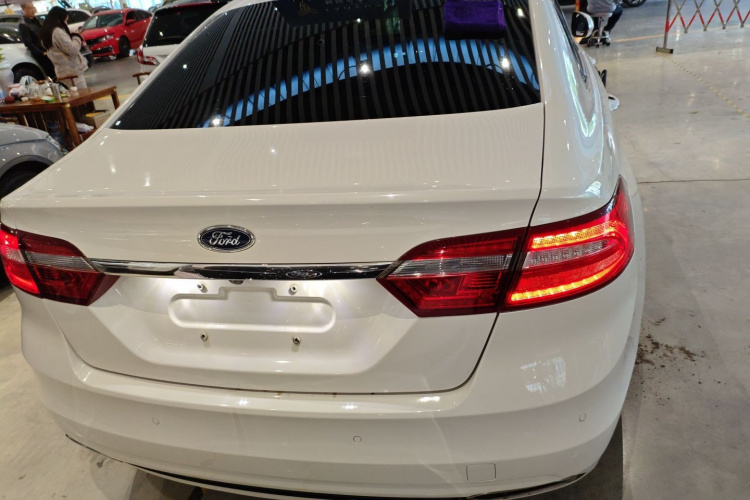 Ford Taurus 2017 car image #4