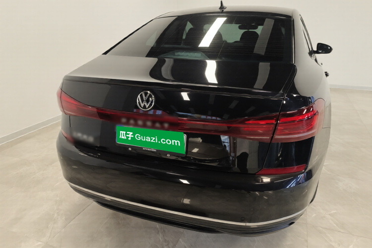 Volkswagen Passat 2025 immagine di auto #4