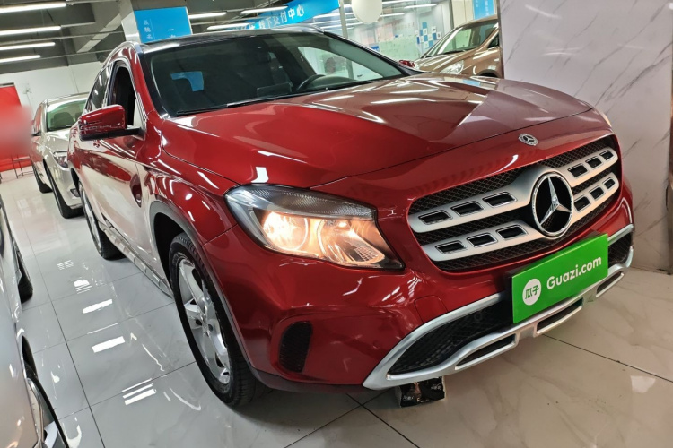 Mercedes-Benz GLA Class 2018 immagine di auto #4