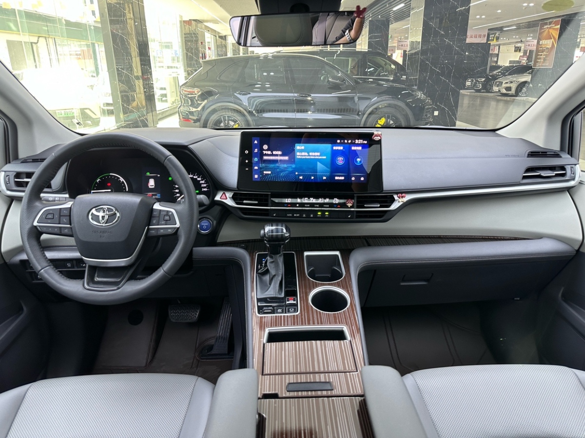 Toyota Granvia 2024 immagine di auto #4