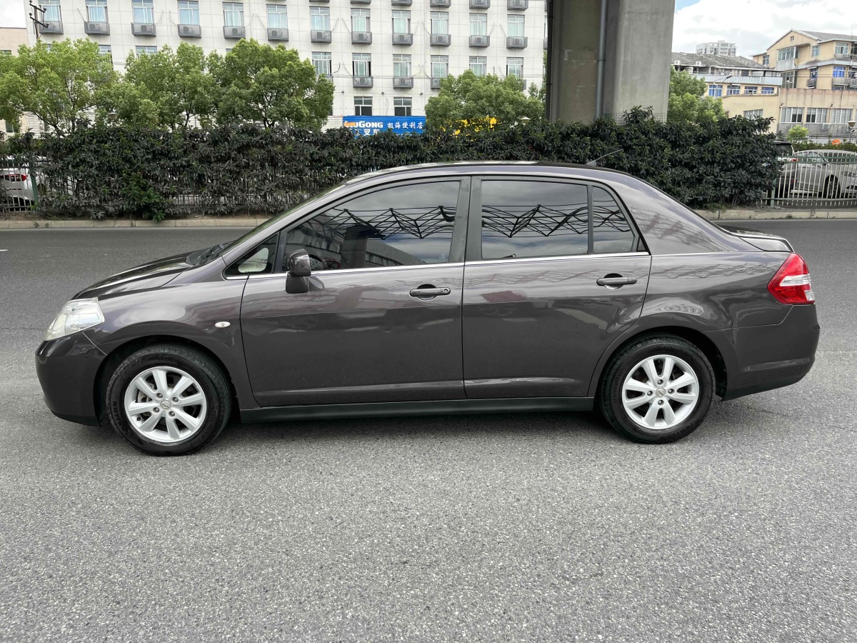 Nissan Tiida Sedan 2010 صورة سيارة #4