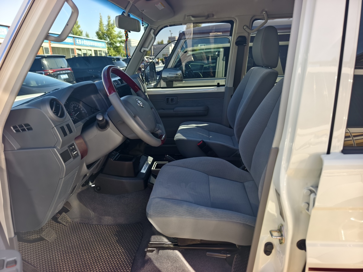 Toyota FJ Cruiser 2024 car image #4