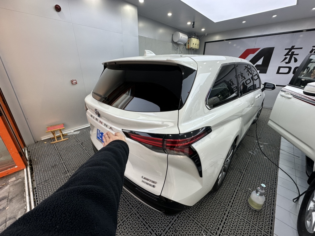 Toyota Sienna 2023 image de voiture #4