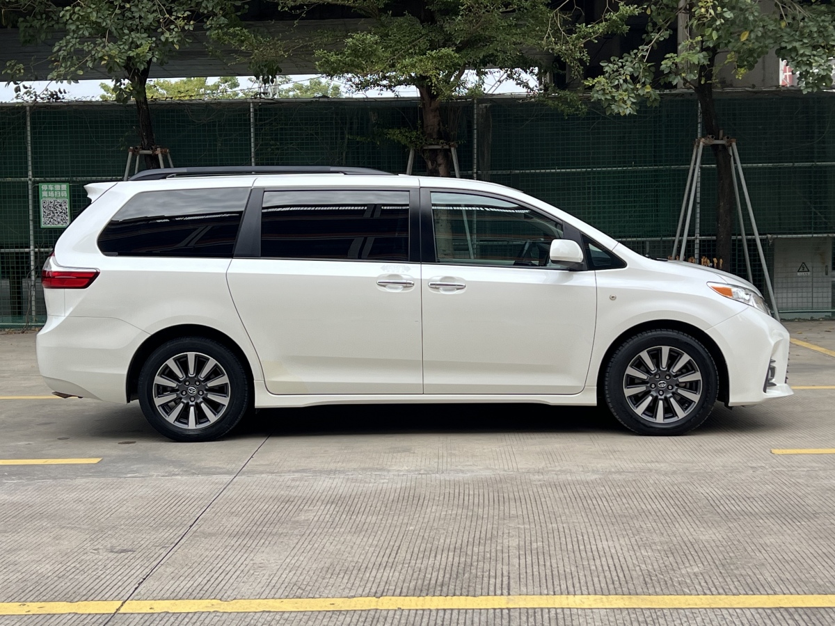 Toyota SIENNA 2018 #4 Toyota SIENNA 2018 car image #4