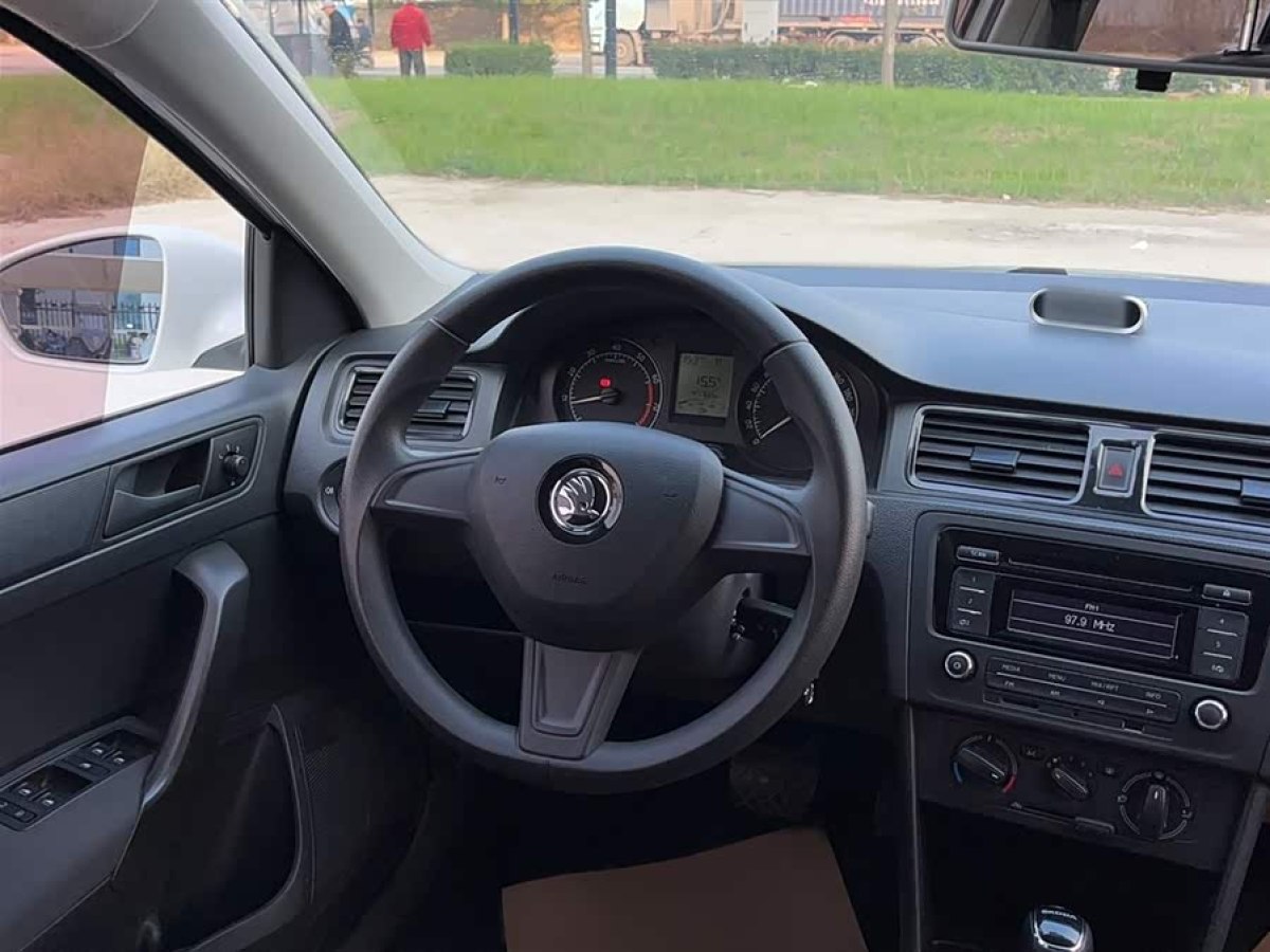 Skoda Rapid Spaceback 2014 car image #4