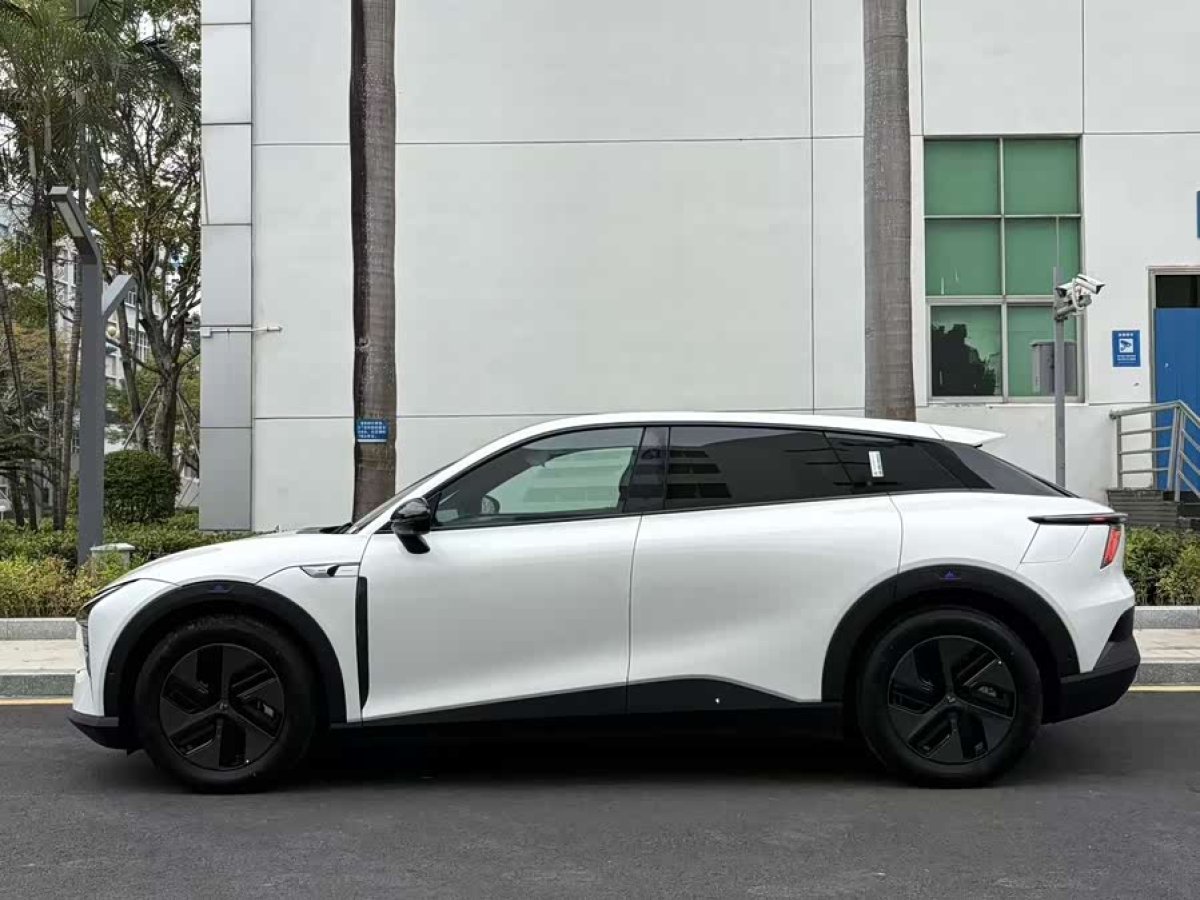 2025 car image #4