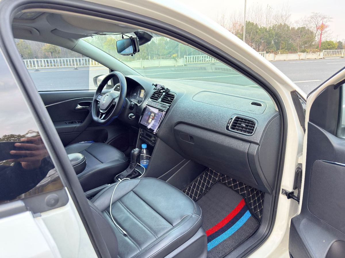 Volkswagen Polo 2014 car image #4