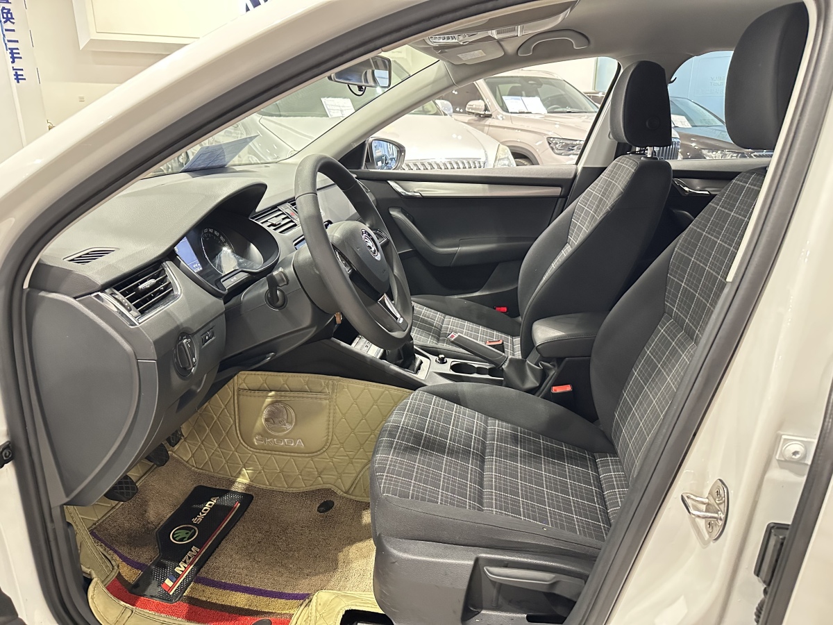 Skoda Octavia 2020 car image #4