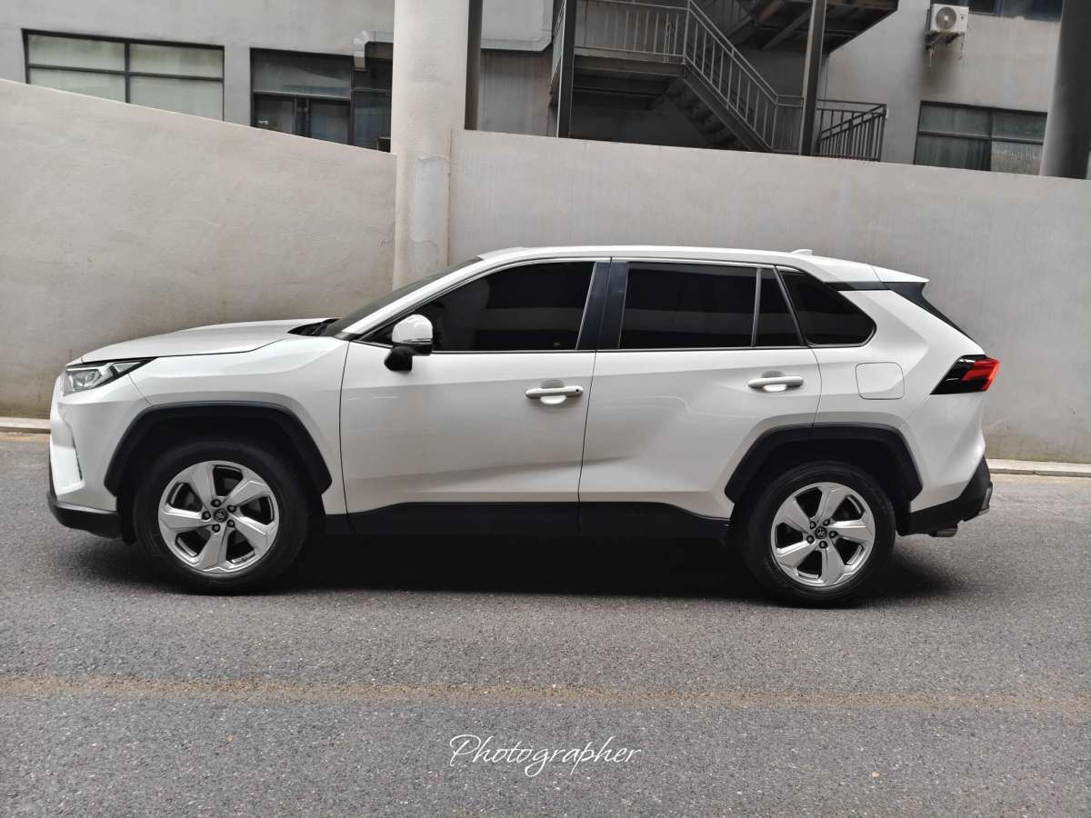 Toyota RAV4 Hybird E+ 2021 صورة سيارة #4