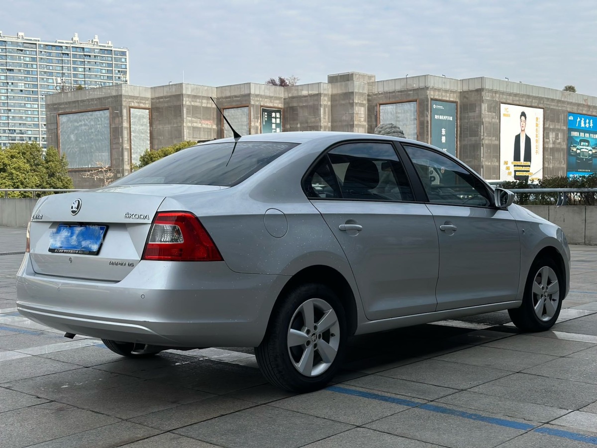 Skoda Rapid 2014 car image #4
