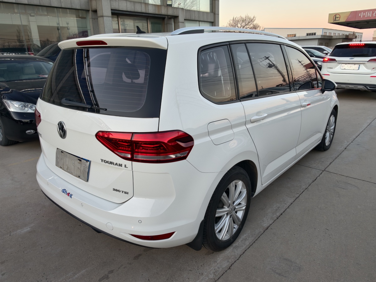 Volkswagen Touran 2018 car image #4