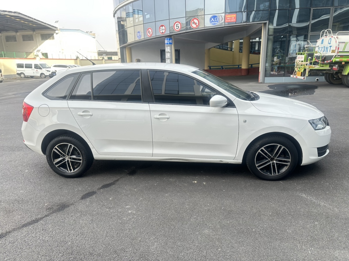 Skoda Rapid Spaceback 2017 car image #4
