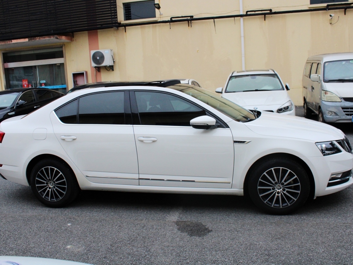 Skoda Octavia 2020 car image #4