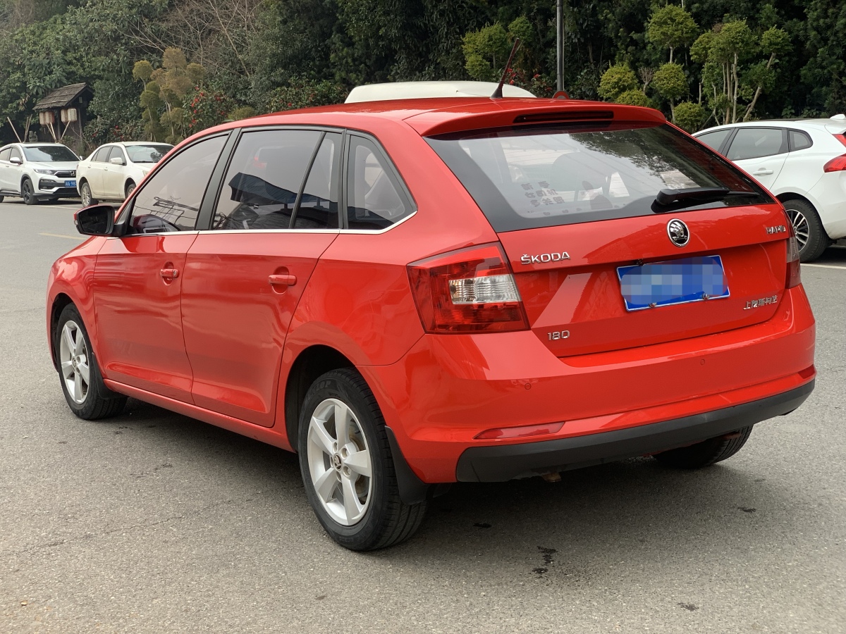 Skoda Rapid Spaceback 2018 car image #4
