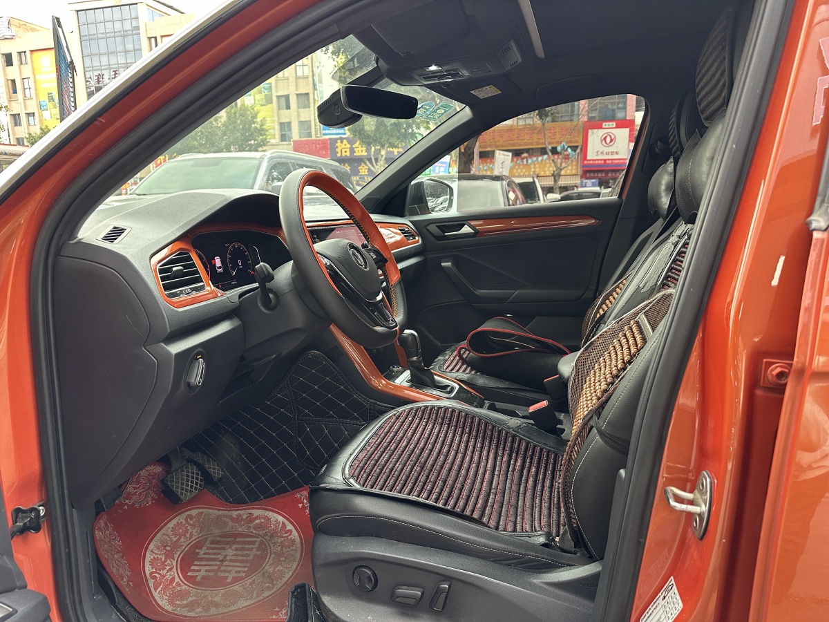 Volkswagen T-Roc 2018 car image #4