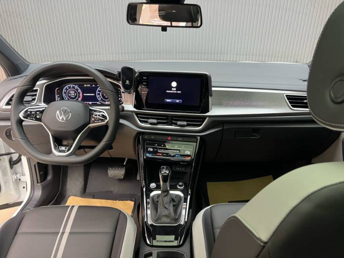 Volkswagen T-Roc 2023 car image #4