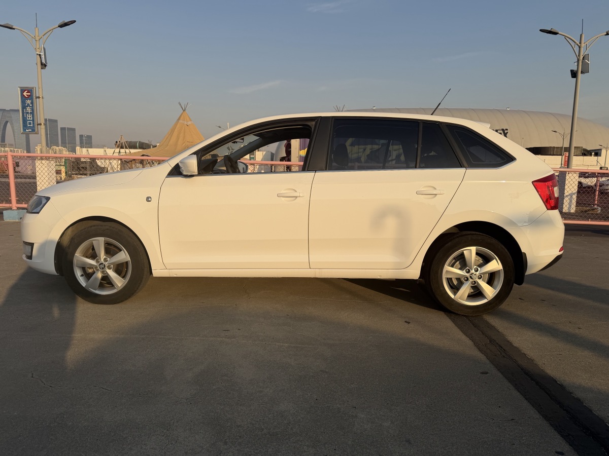 Skoda Rapid Spaceback 2017 car image #4