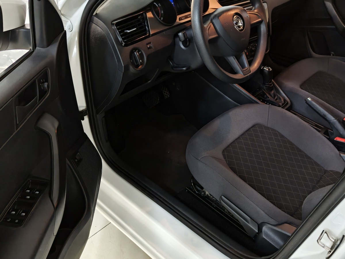 Skoda Rapid 2021 car image #4