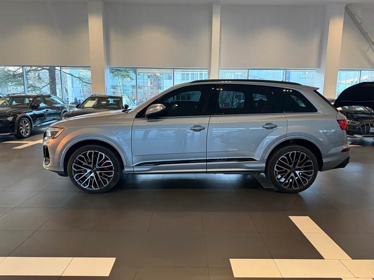 Audi SQ7 2025 car image #4