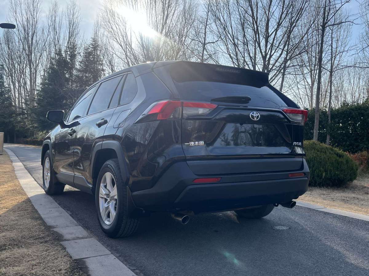 Toyota RAV4 2022 car image #4