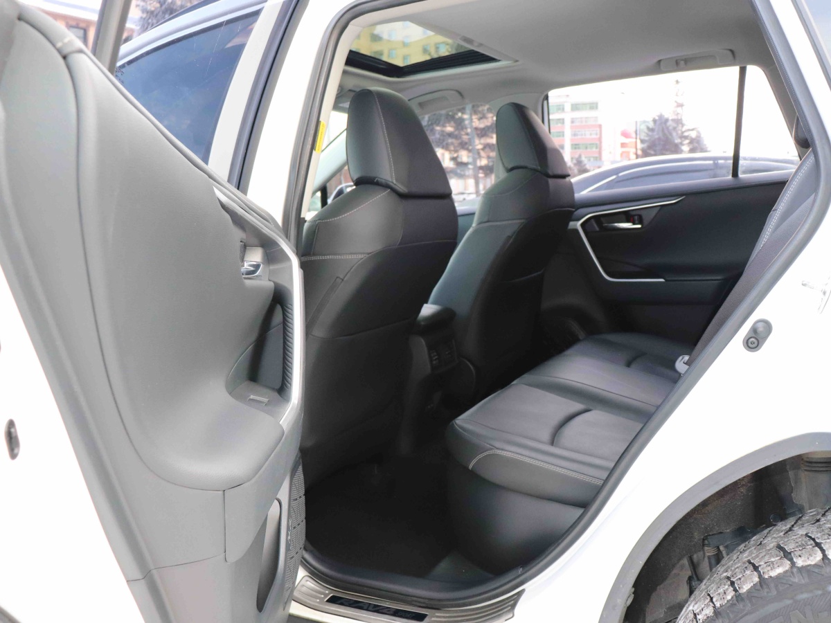 Toyota RAV4 2023 car image #4