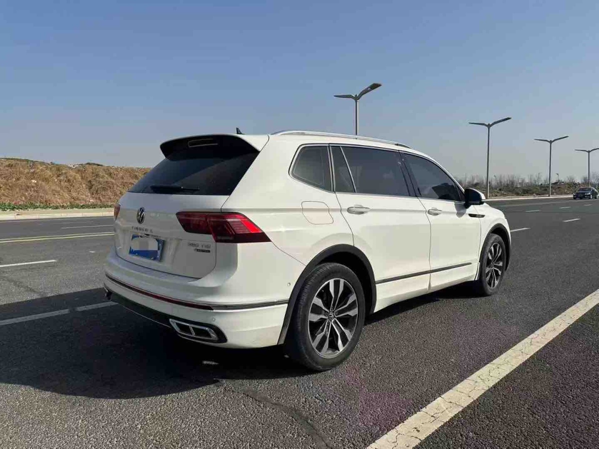 Volkswagen Tiguan L 2021 صورة سيارة #4