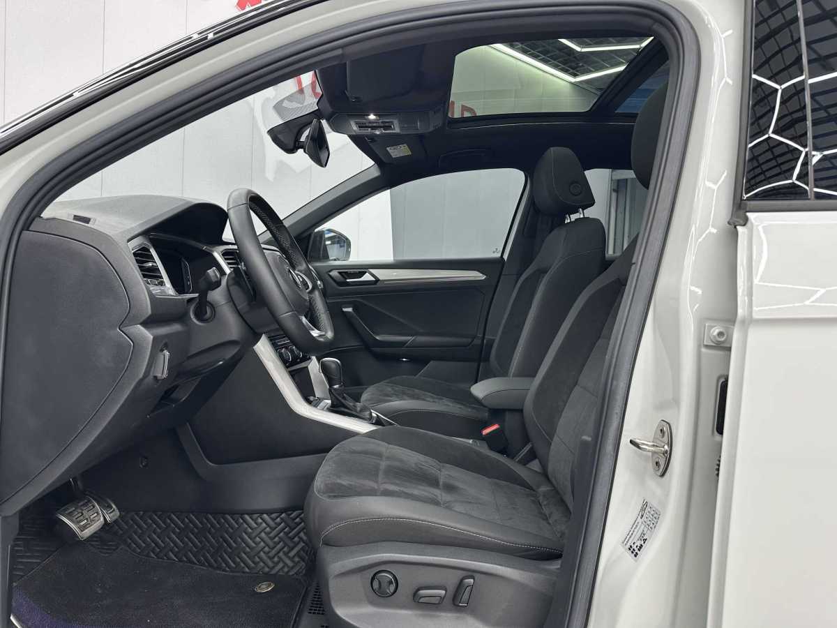 Volkswagen T-Roc 2023 car image #4