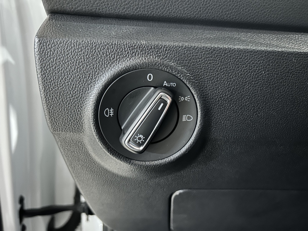 Volkswagen T-Roc 2025 immagine di auto #4