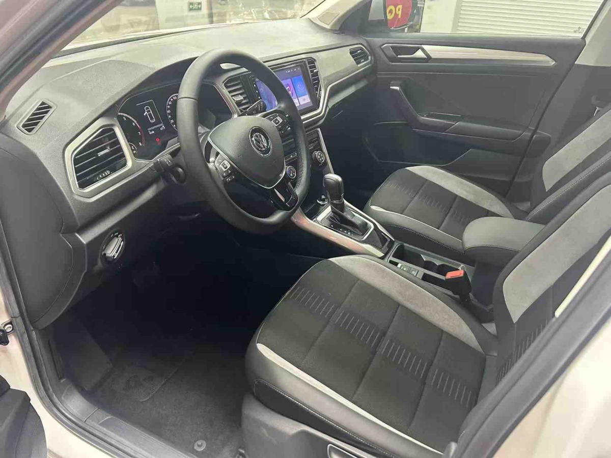 Volkswagen T-Roc 2020 car image #4