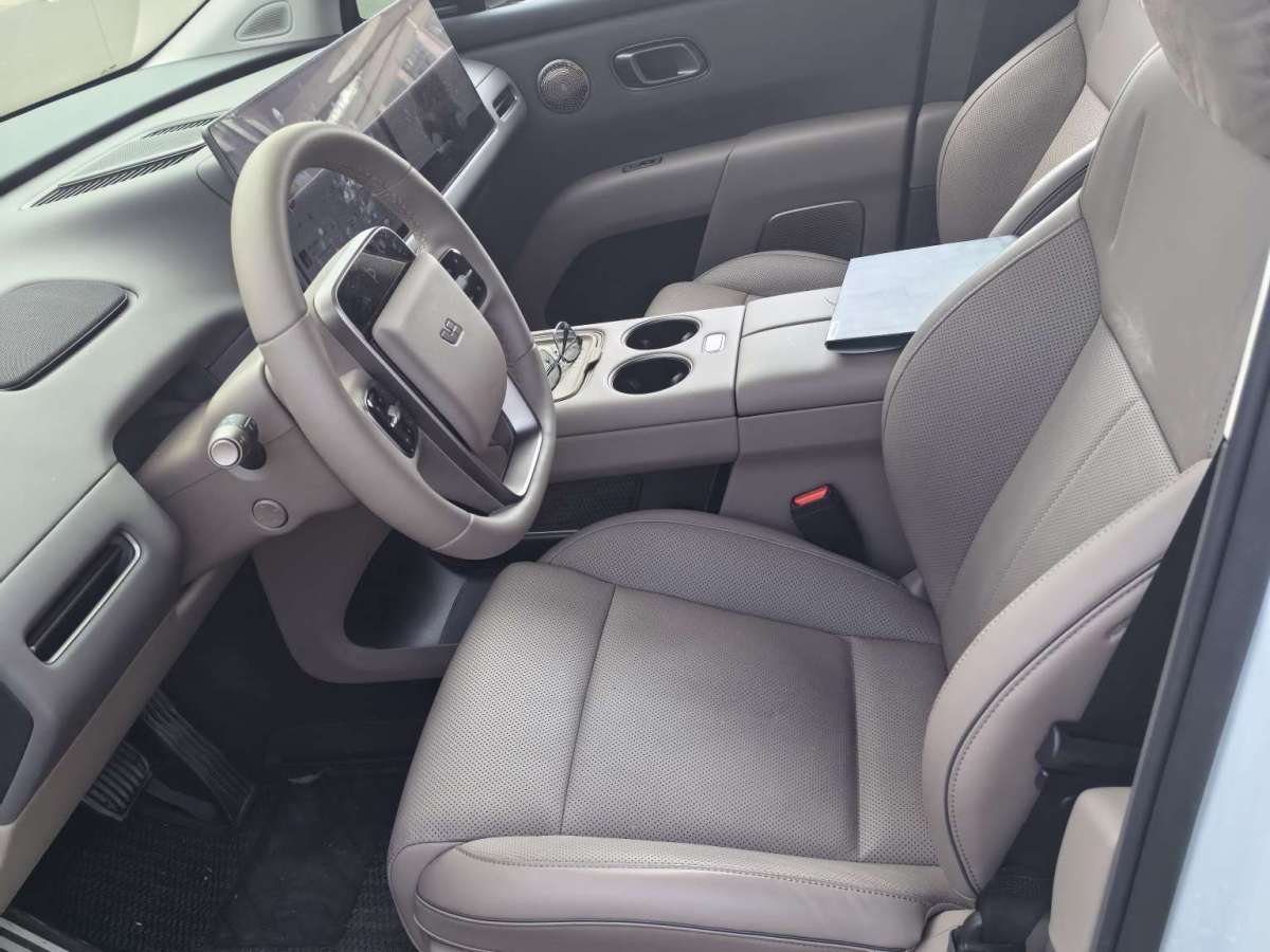 Li i8 2025 image de voiture #4