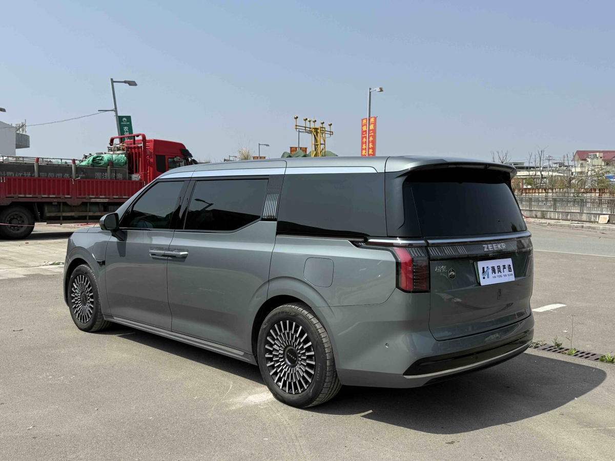 Zeekr 009 2025 car image #4