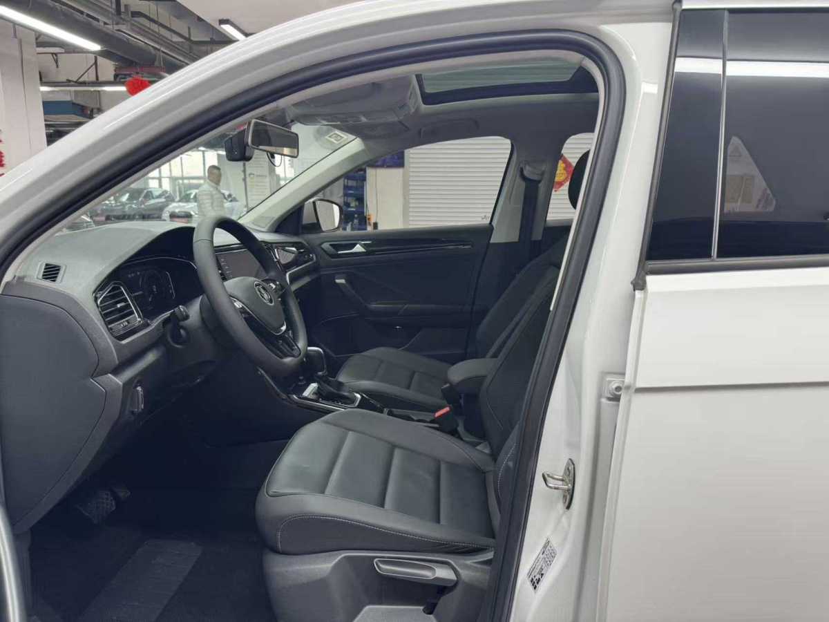 Volkswagen T-Roc 2021 car image #4