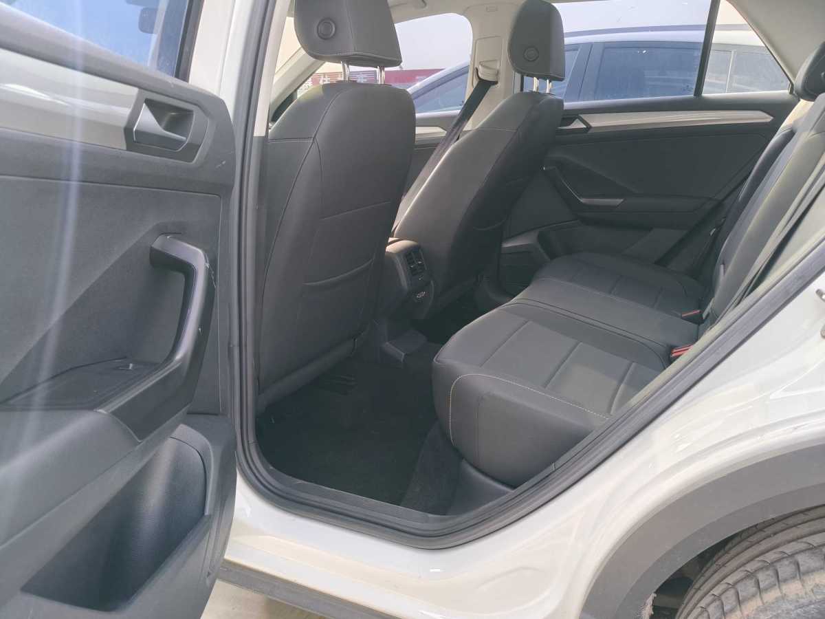 Volkswagen T-Roc 2023 car image #4