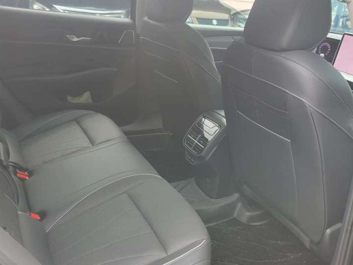 Volkswagen Passat 2025 car image #4