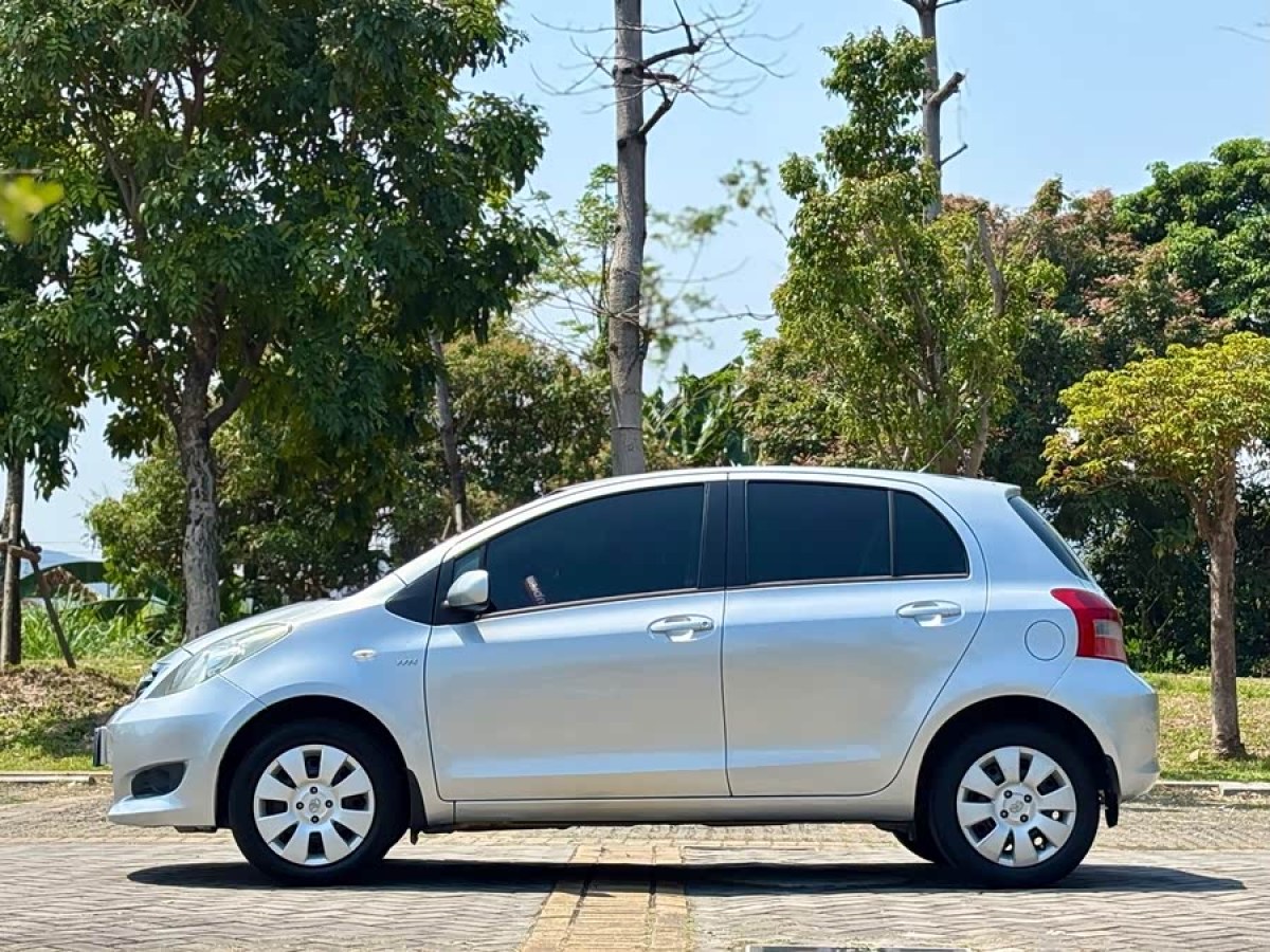 Toyota Yaris 2011 car image #4