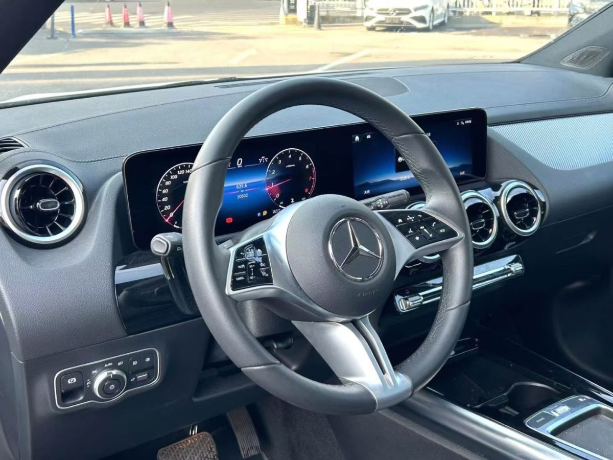 Mercedes-Benz GLA Class 2025 car image #4