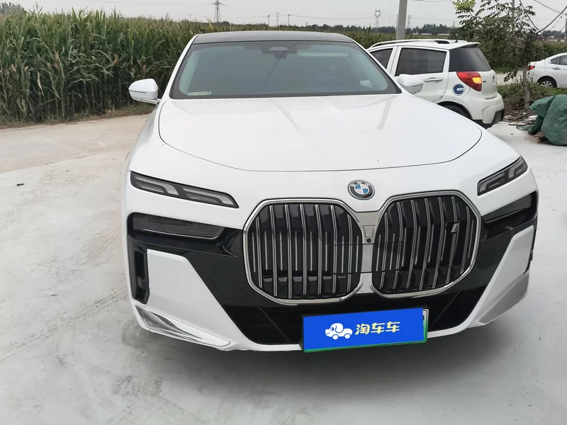 BMW i7 M70L 2023 car image #4