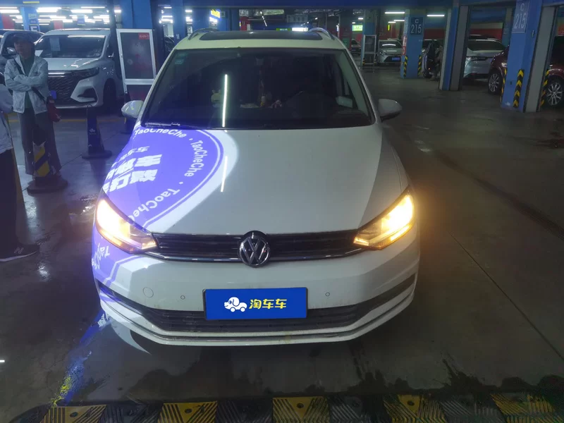 Volkswagen Touran 2018 car image #4