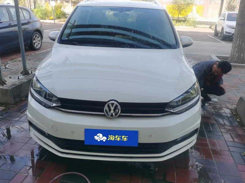 Volkswagen Touran 2018 car image #4