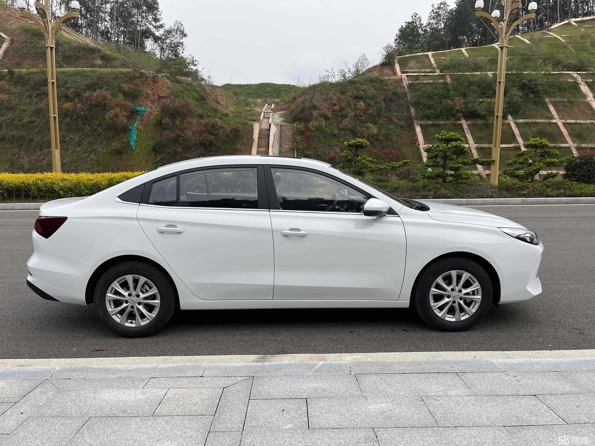 Roewe i5 2025 #4 Roewe i5 2025 car image #4