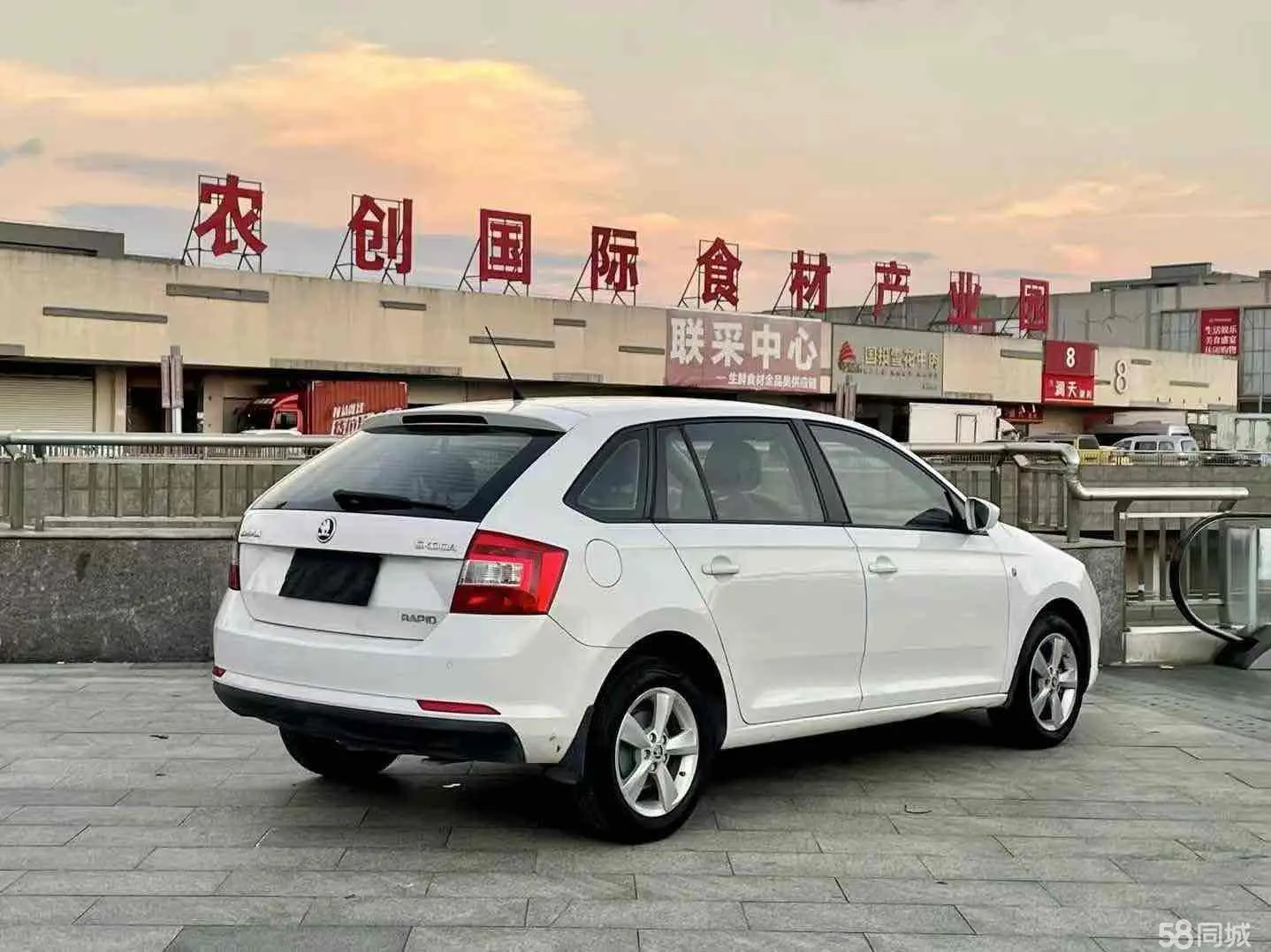 Skoda Rapid Spaceback 2014 immagine di auto #4