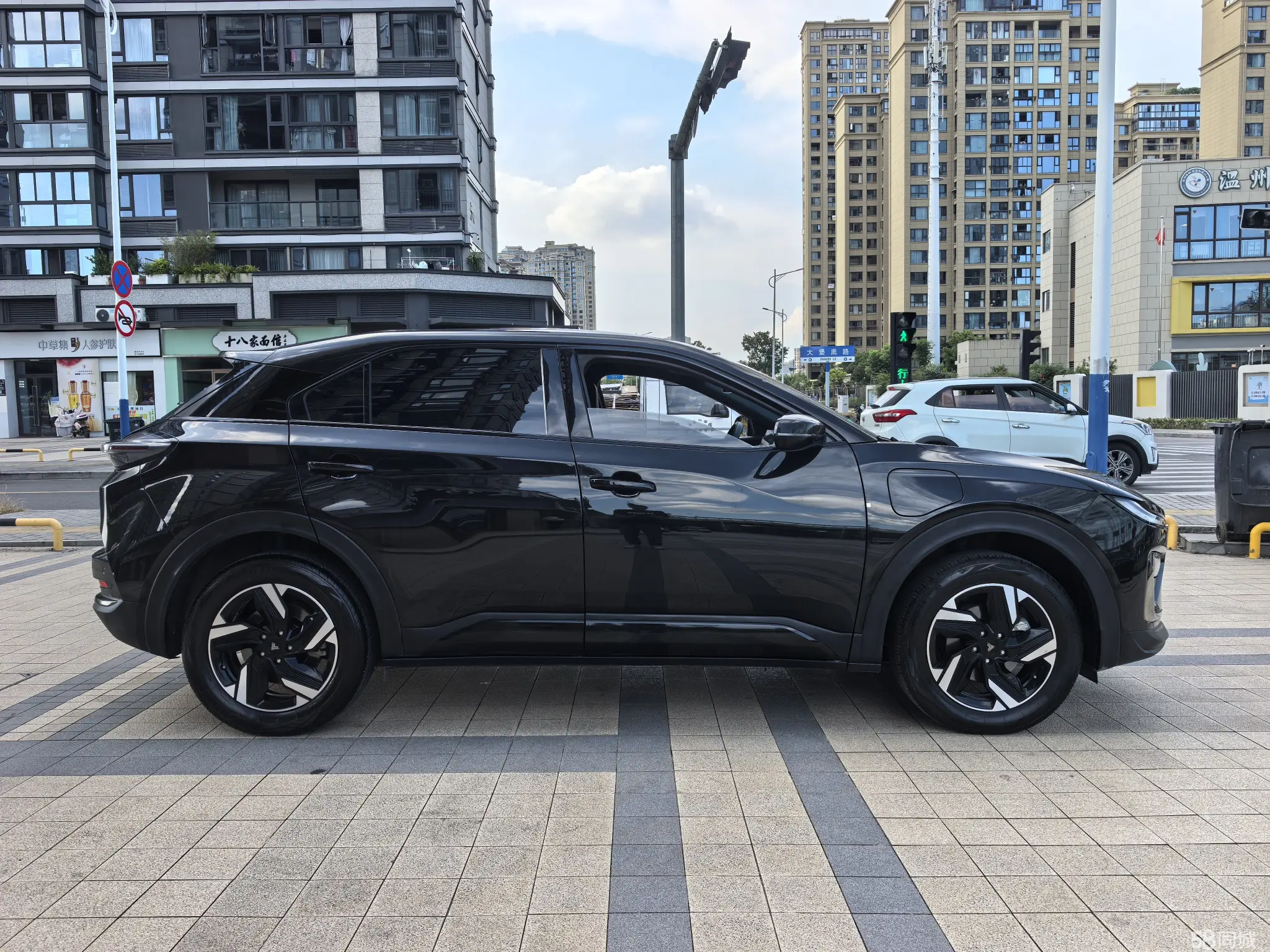 哪吒汽车 哪吒X 2024 汽车图片 #4