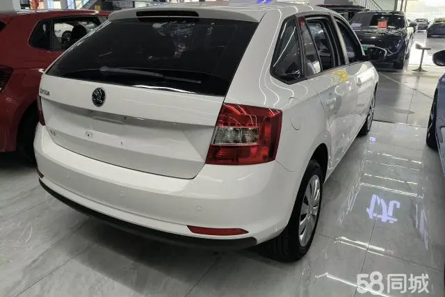 Skoda Rapid Spaceback 2018 car image #4